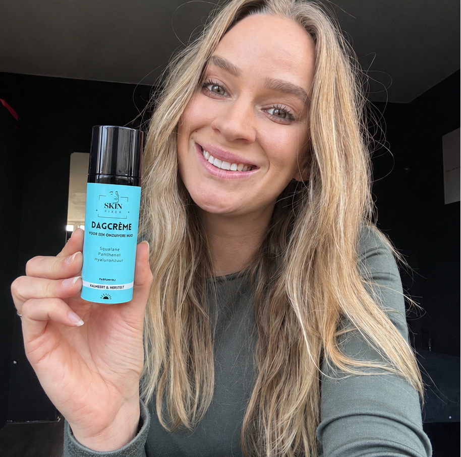 Huidtherapeut Rebecca toont de Skinfixer dagcrème voor een acnegevoelige huid.