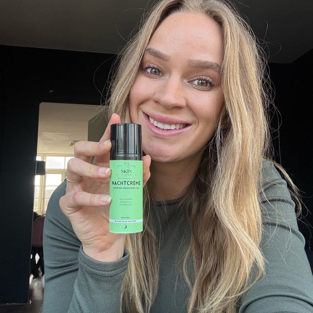 Huidtherapeut Rebecca met de Skinfixer dagcrème voor een onzuivere en acnegevoelige huid.